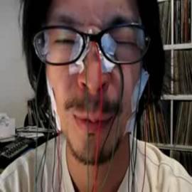 电流接到脸上的人