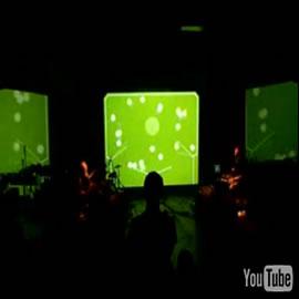 日本东京的三人组打击乐队d.v.d的表演