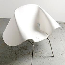 艺术家Richard Prince带来的护士帽椅子（Nurse Hat Chair）