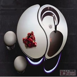 图片是日本Toyo Kitchen公司带来的一套橱窗组合:Isola S kitchen