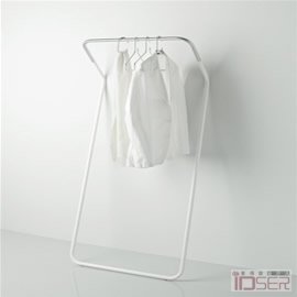 图片是设计师Peter van de Water为荷兰Cascando公司设计的衣架（Lean-on）
