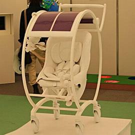 一款太阳能婴儿车（solar-powered stroller）