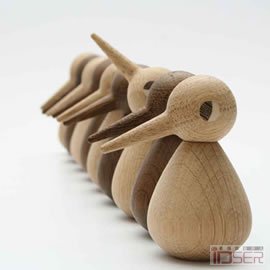 图片是丹麦设计师 Kristian Vedel 设计的木鸟家庭(Birds )