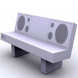 德国设计师 Michael Schoner 设计的可以“唱歌”的大长椅（ The Boom bench ）