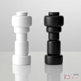 图片是设计室 Norway Says 为丹麦家居用品制造商 MUUTO 设计的叫做 PLUS 的盐和胡椒碾磨瓶