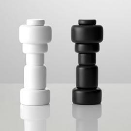 设计室 Norway Says 为丹麦家居用品制造商 MUUTO 设计的叫做 PLUS 的盐和胡椒碾磨瓶