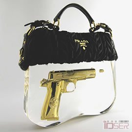 图片是设计师 Ted Noten 设计的 Prada 手包 Lady K