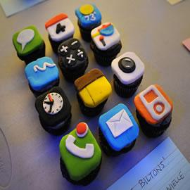 Apple的两位粉丝 Nick 和 Danielle Bilton 烘焙出的iPhone按键图样的纸托蛋糕