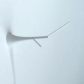 设计师 Wooteik Lim 设计的树杈挂钟