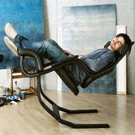 来自北欧的设计师 Peter Opsvik 为家具制造商 Varier 设计的一款限量版的 自平衡斜椅 GRAVITY balans recliner
