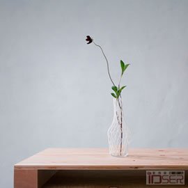 图片是Teruhiro Yanagihara工作室设计的小花瓶Covert it