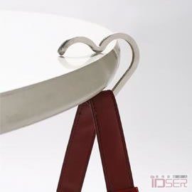 图片是来自设计室 OTOTO 的心形挂钩（ Colgador ）
