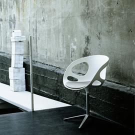 日本设计师 Hiromichi Konno 为丹麦家具制造商 Fritz Hansen 设计的椅子 rin