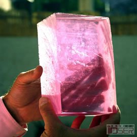 图片是墨西哥学生 Joel Sosa 和 Sergio Omar Galván 研发出的透明混凝土(transparent concrete)