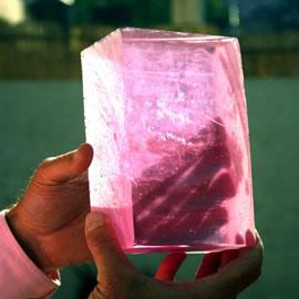 墨西哥学生 Joel Sosa 和 Sergio Omar Galván 研发出的透明混凝土（transparent concrete）