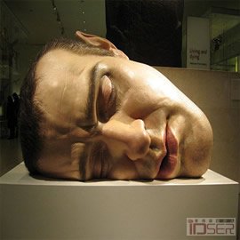 图片是设计师 Ron Mueck 的超现实雕塑