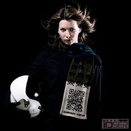 图片是 Space Invader scarf