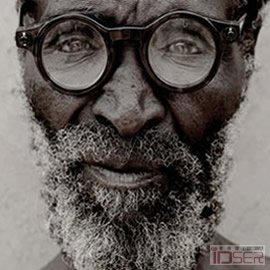 图片是牛津大学物理学教授 Josh Silver 发明的水囊镜片眼镜 ( Water-lensed Glasses )