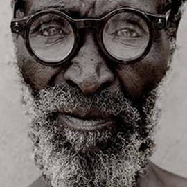 牛津大学物理学教授 Josh Silver 发明的水囊镜片眼镜 （  Water-lensed Glasses ）