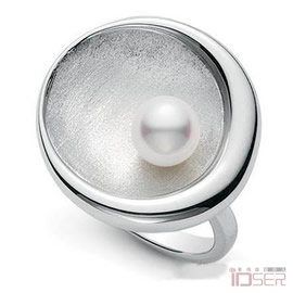 图片是“Yohji Yamamoto×MIKIMOTO”系列珠宝月亮戒指(Moon ring)