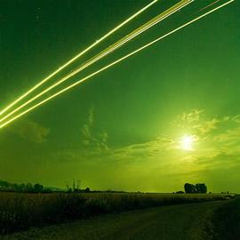 摄影师 Branislav Kropilak 拍摄的飞机起飞和降落轨迹