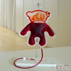 图片是来自 Dunne & Raby 的泰迪熊输血袋（Teddy Bear Blood Bag）