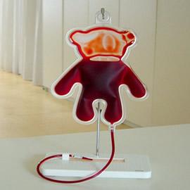 来自 Dunne & Raby 的泰迪熊输血袋（Teddy Bear Blood Bag）