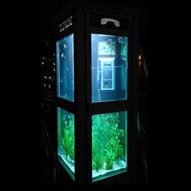 艺术家 Benoit 和 Benedetto 设计的 Aquarium Phone Booth