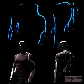 图片是设计师 Jeffrey S. Engelhardt 设计的带有光带的运动服(NR4 Illuminated Running Apparel)