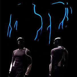 设计师 Jeffrey S. Engelhardt  设计的带有光带的运动服（NR4 Illuminated Running Apparel）