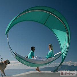 图片是 Royal Botania 设计师 Eric Nyberg 和 Gustav Storm 设计的 Wave hammock
