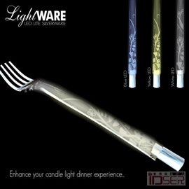 图片是设计师 David Veldkamp 带来的可以发光的刀叉餐具 LightWare