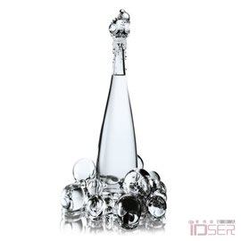 图片是设计师 Jean Paul Gaultier 为 Eivan Water 矿泉水设计的瓶子