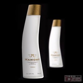 图片是来自设计室 STRANGER & STRANGER 的Mamont Vodka 酒瓶设计