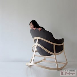 图片是设计师 Constance Guisset 设计的 “舞蹈摇椅”(Dancing Chair)
