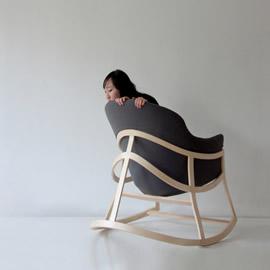 设计师 Constance Guisset 设计的 “舞蹈摇椅”（Dancing Chair）