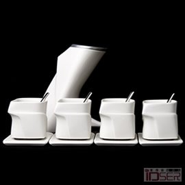 图片是 Tea set by Leo Livshetz