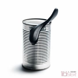 图片是Normann Copenhagen 的蝴蝶开瓶器(Butterfly can opener),来自设计师 Rikke Hagen 和 Marianne Britt Jørgensen