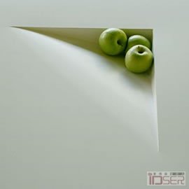 图片是瑞典设计师 Jessika Källeskog 设计的 Cut table