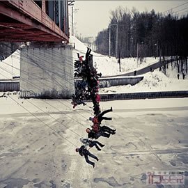 图片是集体蹦极