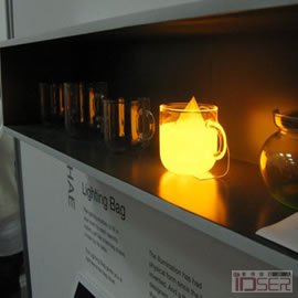 图片是设计师 Wonsik Chae 带来的会发光的“茶叶袋”(Lighting bag)