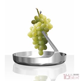 图片是来自荷兰 Office Originair 设计室的两位设计师 Ivan Kasner 和 Uli Budde 设计的葡萄托盘 (Grape Bowl)