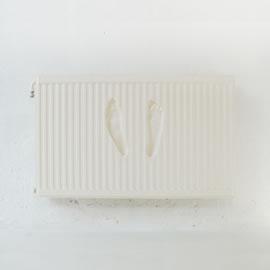 荷兰家具设计组合 Niels Kerkkamp 和 Sven Lamme 带来的一件暖气片：Voetenverwarming（Bottom heating）