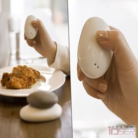 图片是 Toast Living 设计室的设计师 Woody Hsieh 带来的鹅卵石调味瓶