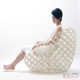 图片是东京建筑师 Ryuji Nakamura 用纸做了这样一把椅子:Hechima 4