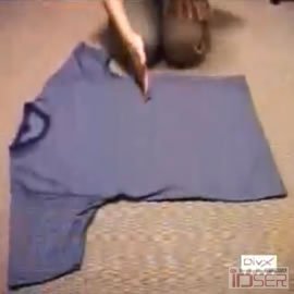 图片是一步叠衣服