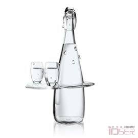 图片是 Evian 矿泉水的5件新瓶设计