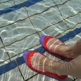 意大利家具设计室 Kartell 联手 .normaluisa 设计行带来的 Glue Cinderella