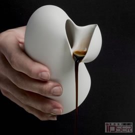图片是陶瓷设计师 Aldo Bakker 的作品
