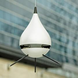 设计系学生 Andrew Lowe 带来的一个喂鸟器